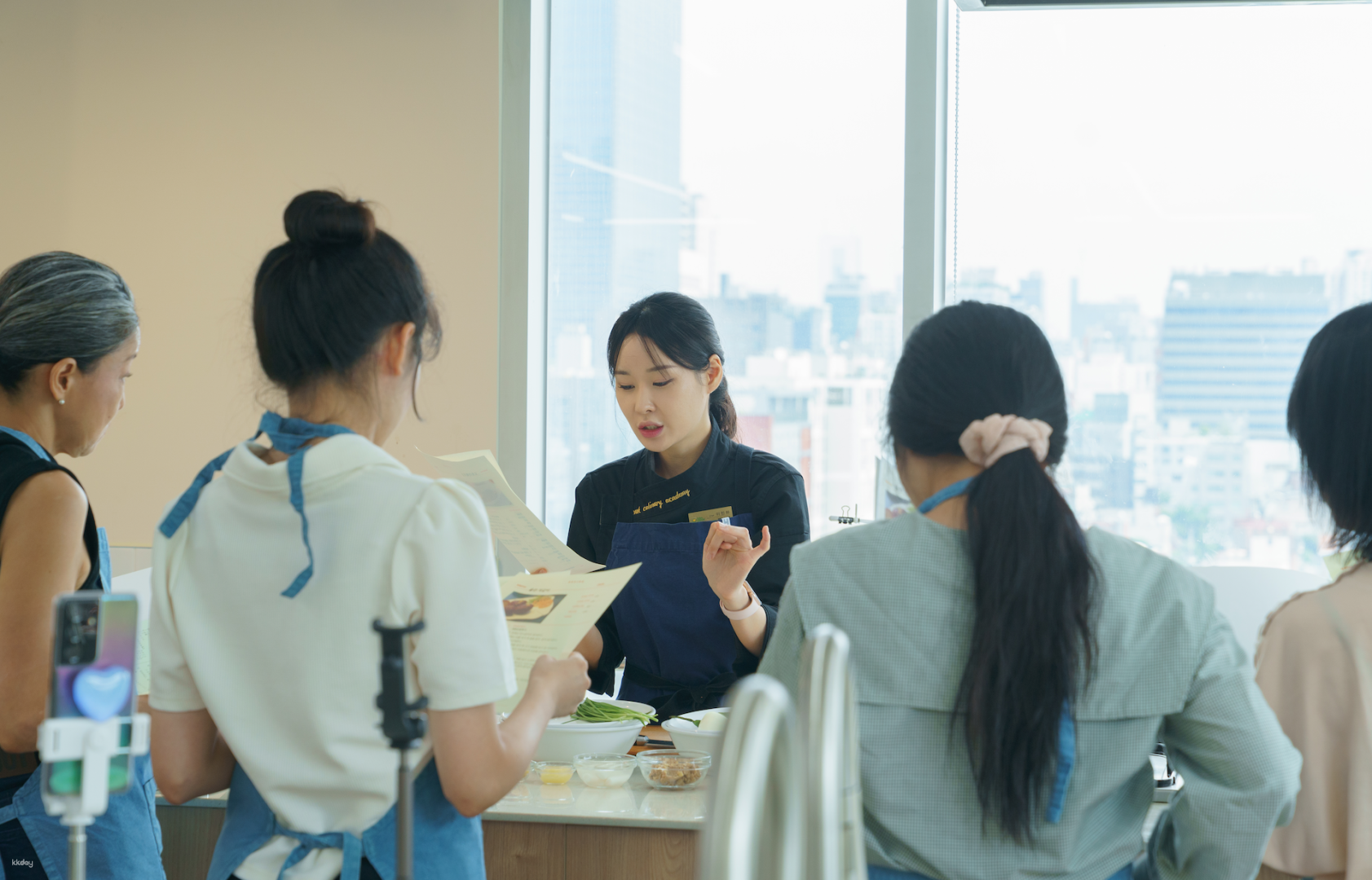 Starts on Mondays, 5 days of morning Korean conversation lessons (Korean cooking experience can be added) Short-term Korean study abroad course | Hangul Park Academy Gangnam Campus - Photo 1 of 5